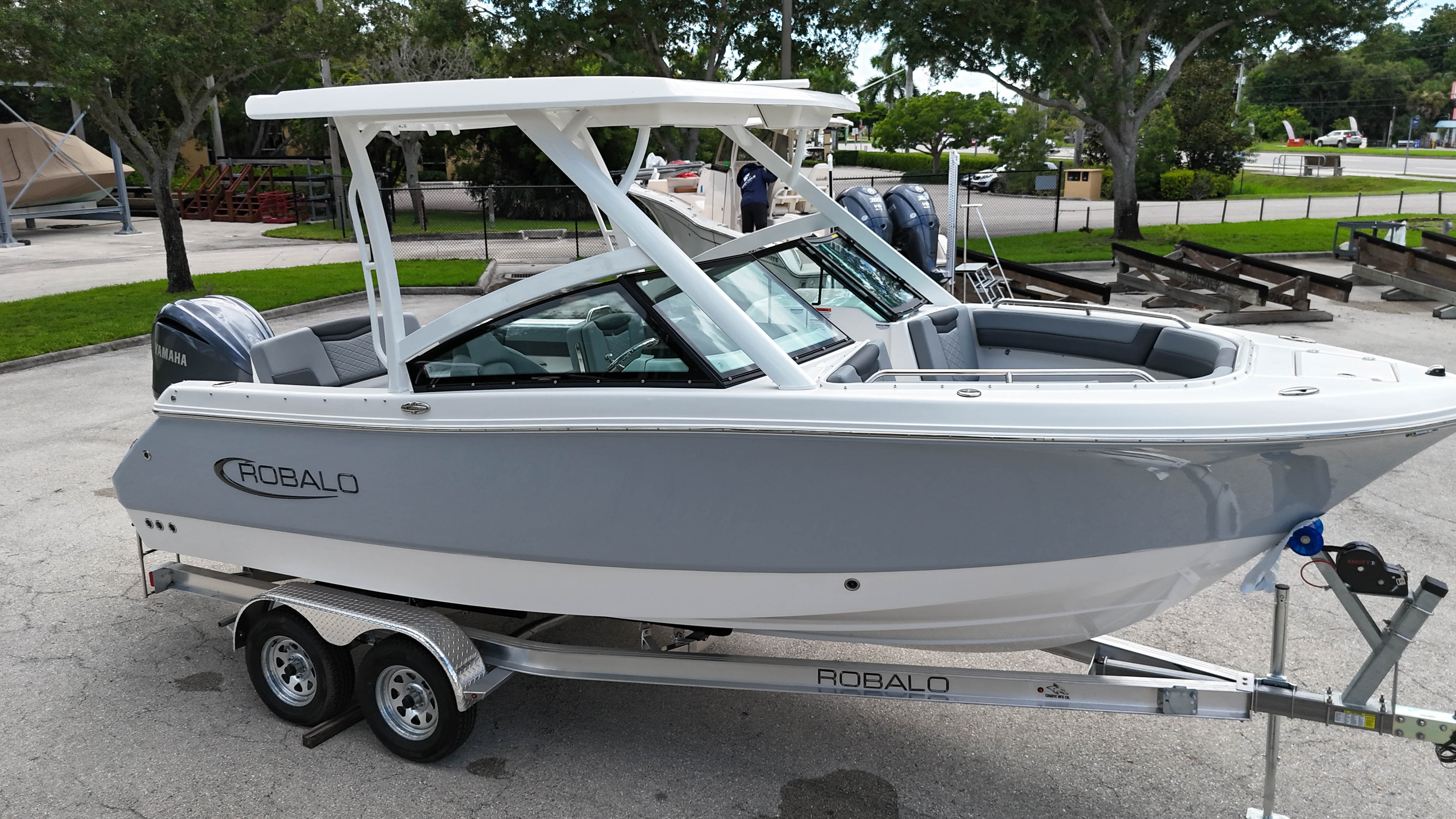 2027 Robalo 237 DC — photo 2