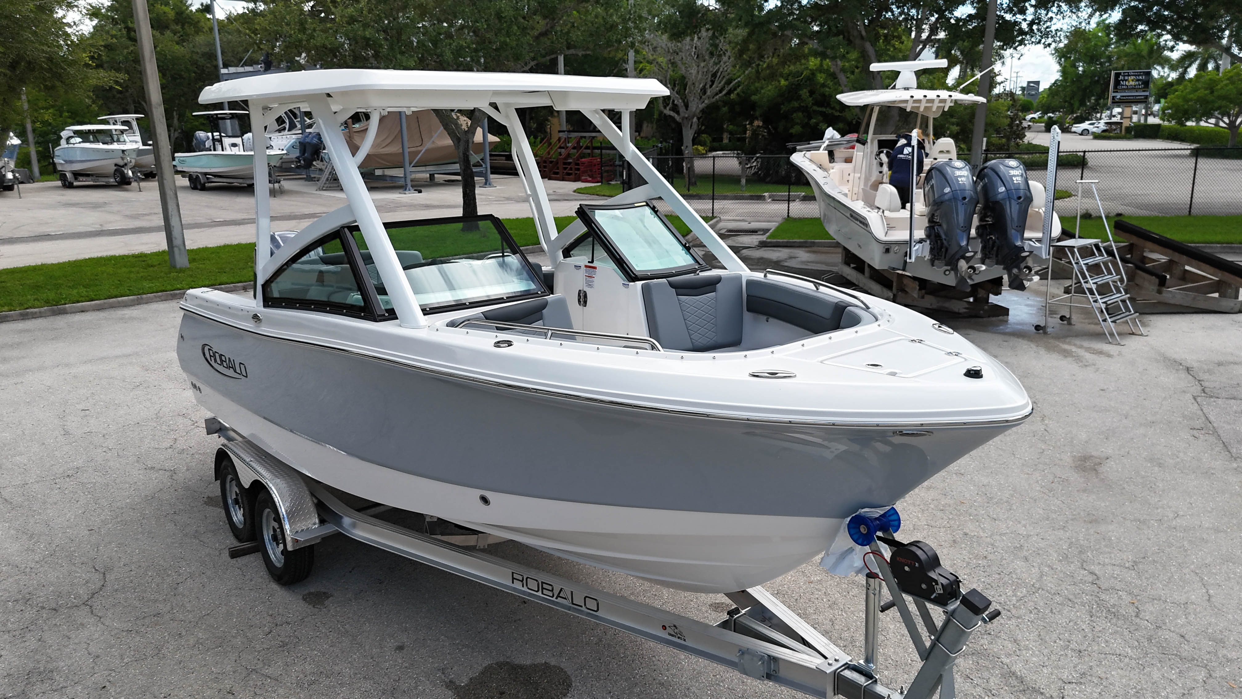 2027 Robalo 237 DC — photo 3