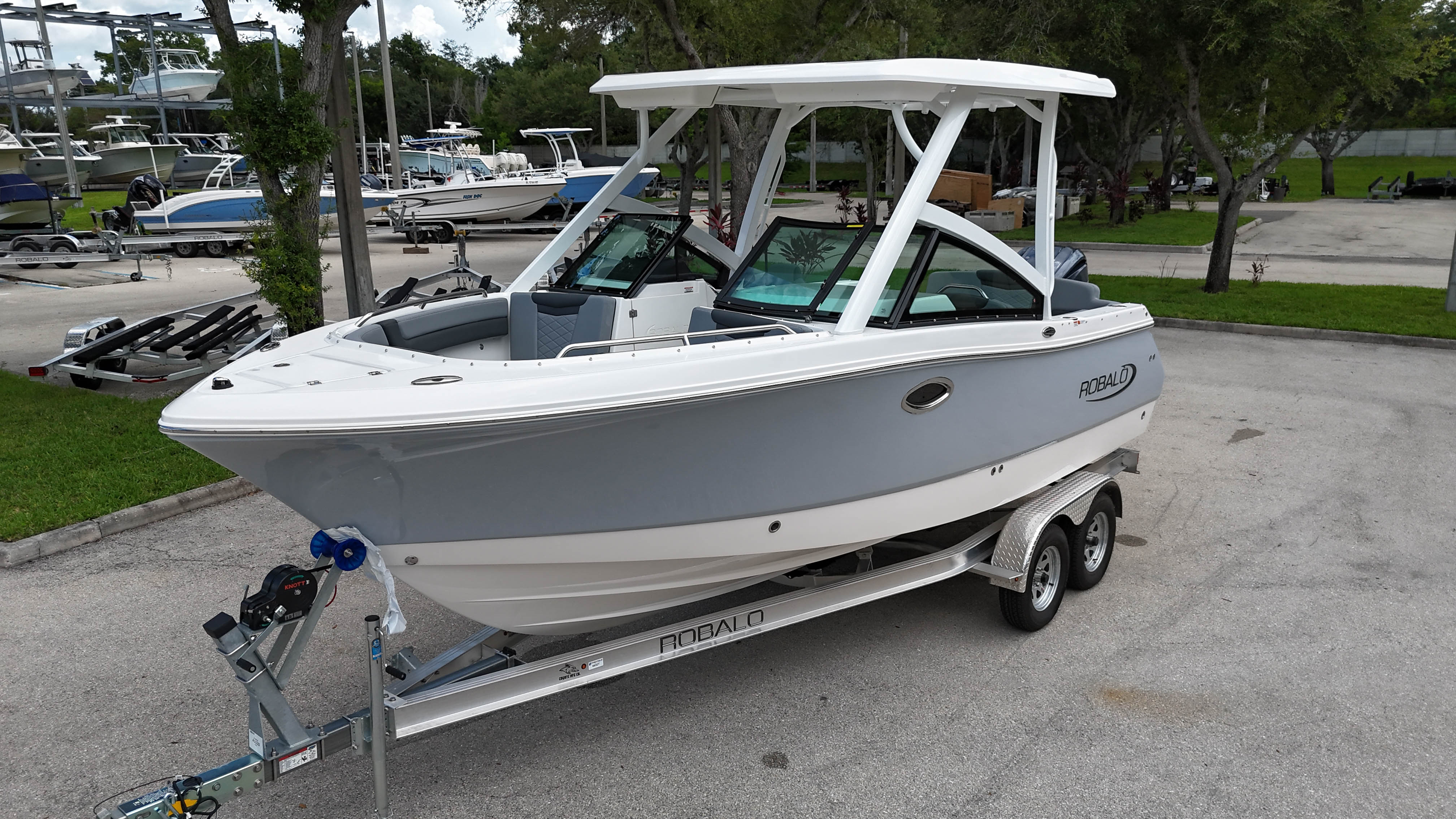 2027 Robalo 237 DC — photo 4