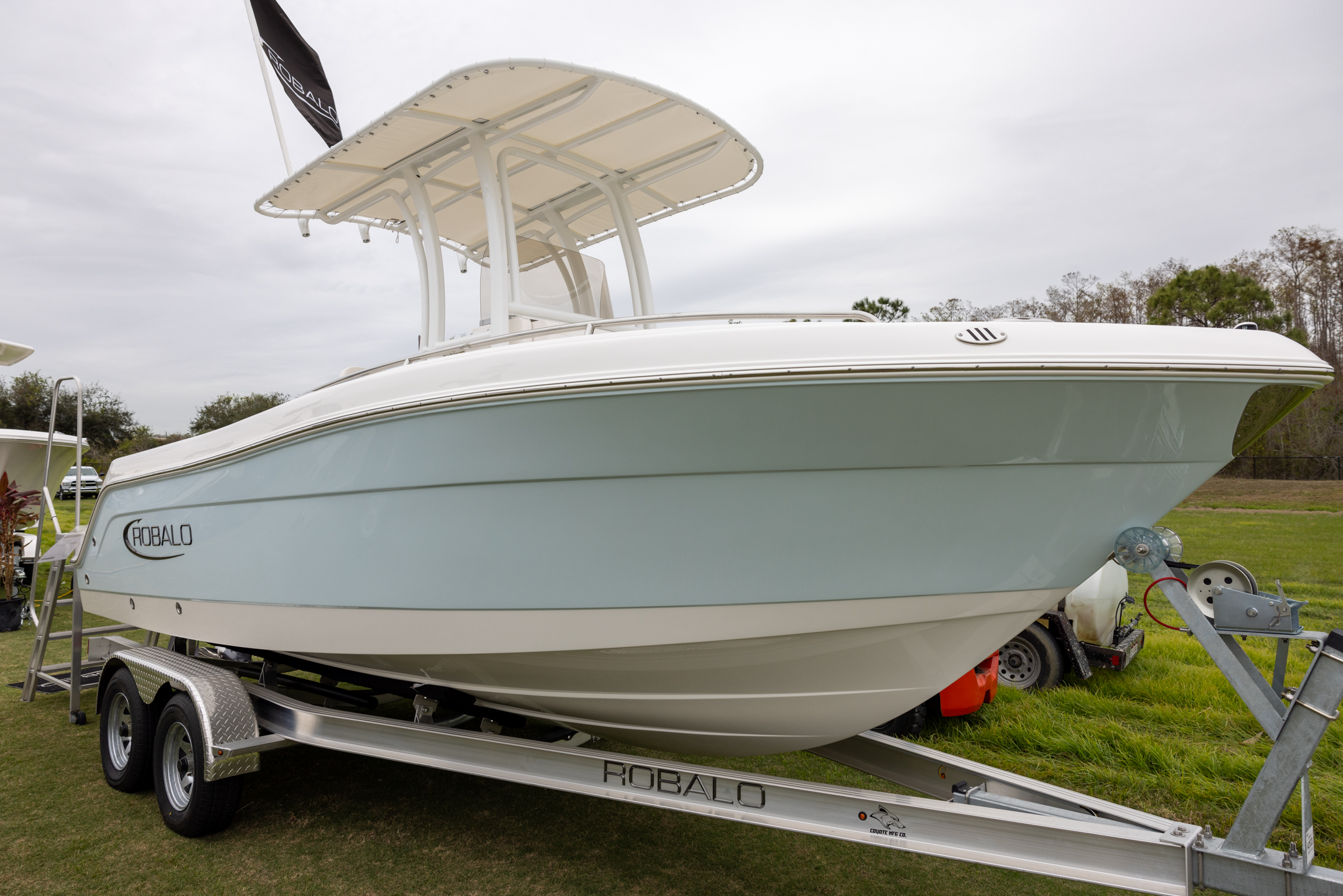 2025 Robalo R222 CC — photo 2
