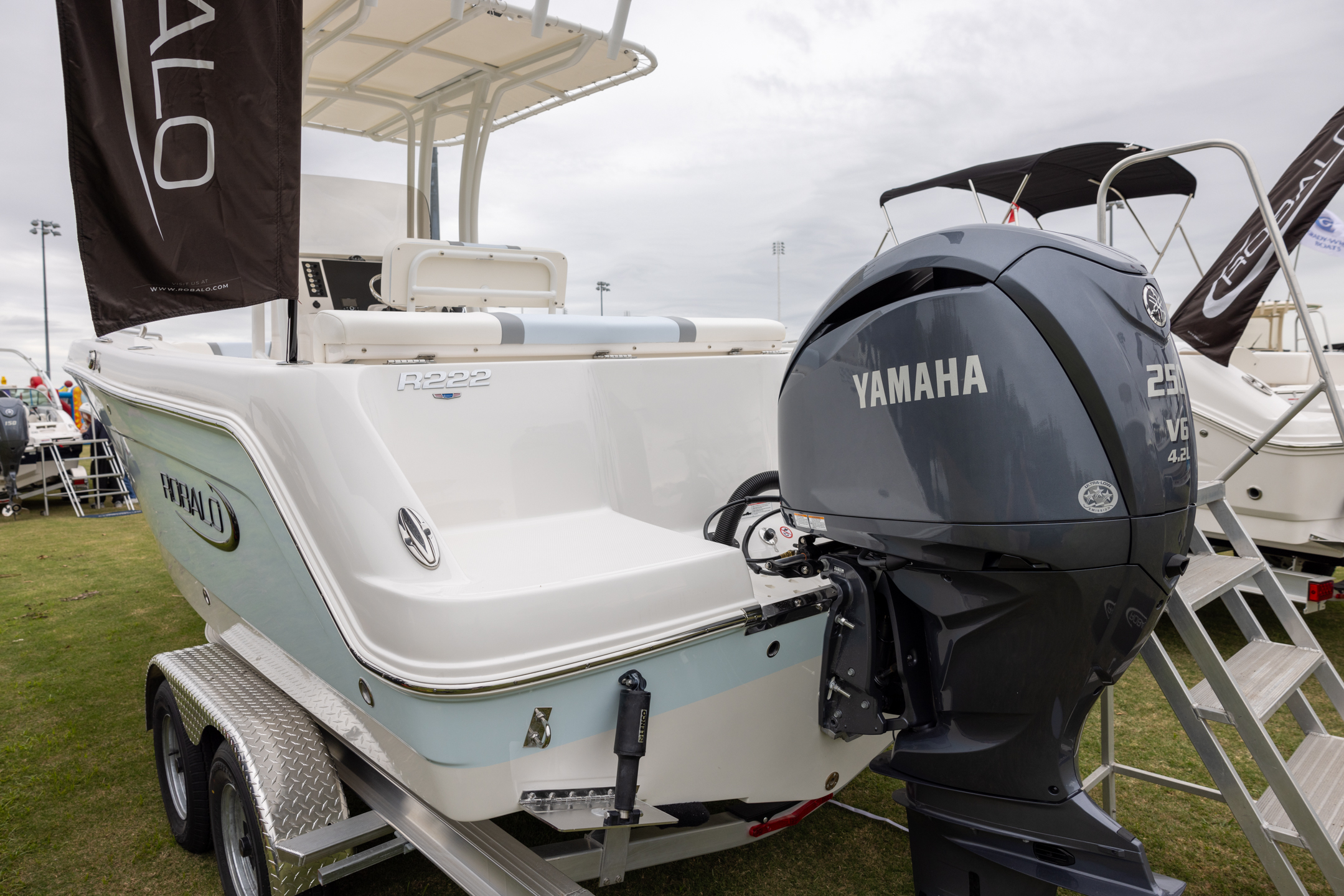 2025 Robalo R222 CC — photo 3
